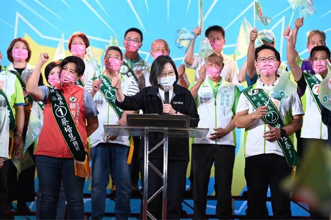 总统蔡英文称讚蔡培慧很认真，呼吁民眾支持善良、有能力的人。（蔡培慧竞办提供／杨静茹南投传真）