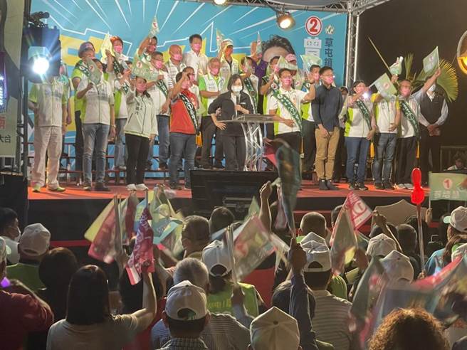 蔡培慧、曾煌棊在草屯中山公园举行的「团结之夜」，蔡英文到场催票造势。（杨静茹摄）