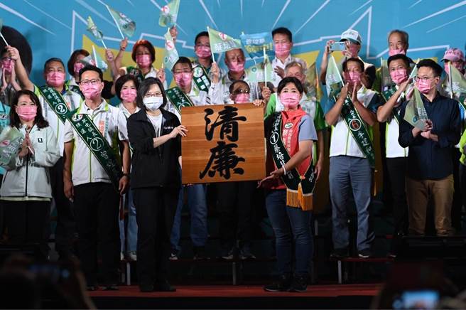 总统蔡英文南投出席「团结之夜」，颁赠清廉牌匾给蔡培慧。（蔡培慧竞办提供／杨静茹南投传真）