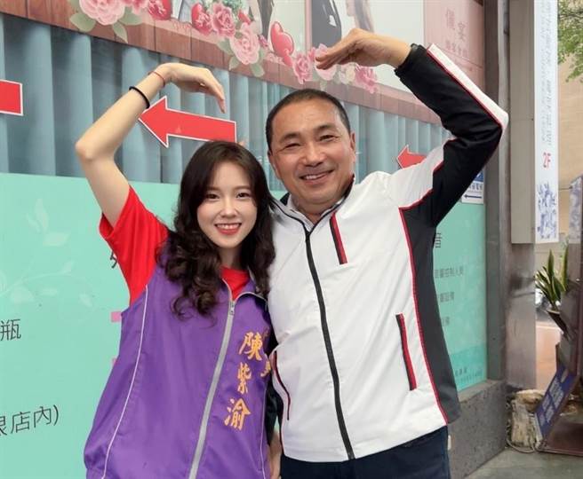 陈紫渝和侯友宜在合照中一起比大爱心。（李奇叡翻摄）