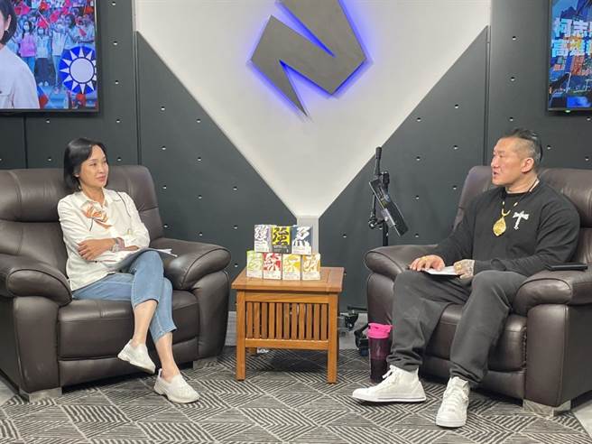 國民黨高雄市長候選人柯志恩今（22）日晚間打空戰與網紅直播。（柯宗緯翻攝）