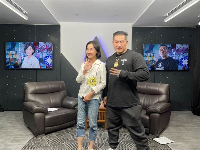 國民黨高雄市長候選人柯志恩今（22）日晚間打空戰與網紅直播。（柯宗緯翻攝）