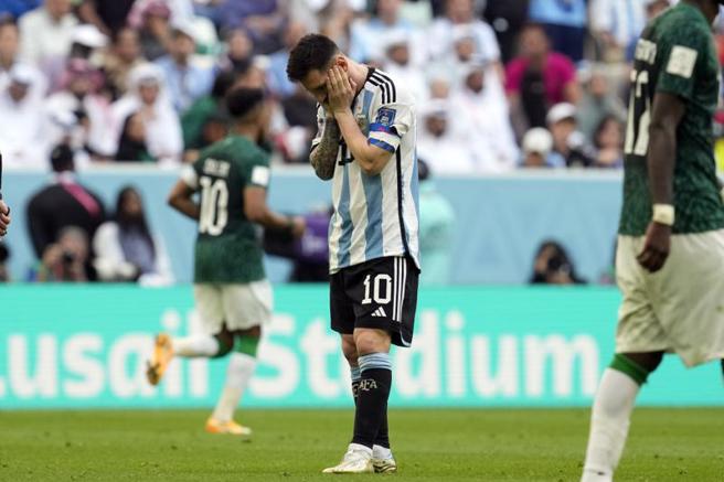 阿根廷在2022年卡达世界杯足球赛首战出师不利，球星梅西神情落寞。（美联社）