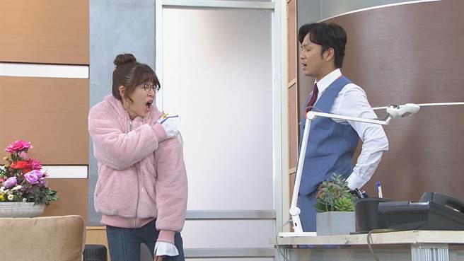 張書偉飾演謝京穎上司，對她嚴格。（民視提供）