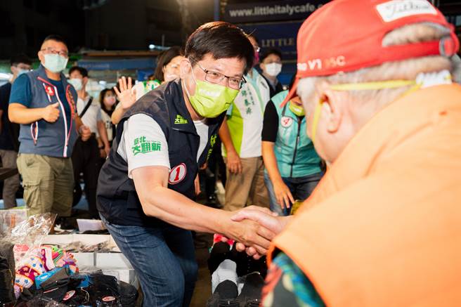 林佳龙晚间前往乐华夜市扫街拜票。（林佳龙竞办提供／李奇叡新北传真）