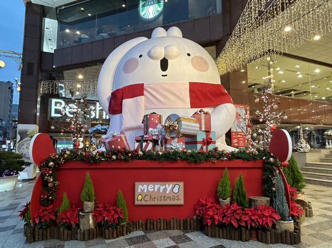 （中友C棟1F廣場的6米高醜白兔，搭著全台最大的紅色雪橇，既醒目又討喜！圖／中友提供）