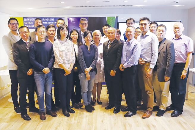 德国经济办事处首席代表暨处长林百科与毕业学员共同合影。图／业者提供