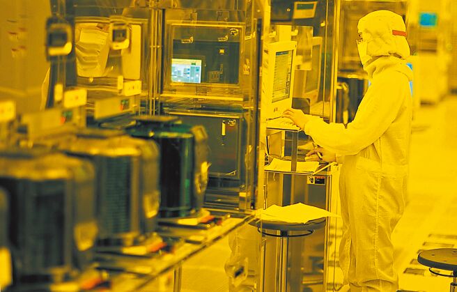 APEC峰會台灣領袖代表張忠謀21日於總統府召開記者會，證實台積電最先進製程3奈米廠將前進美國，圖為台積電12吋晶圓廠生產過程。（台積電提供）