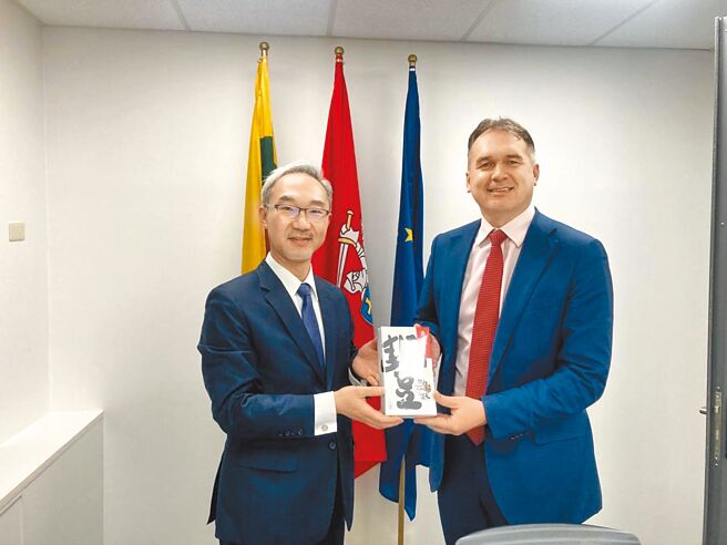 立陶宛贸易代表处本月初在台湾正式揭牌运作，但过程低调，我外交部仅派欧洲司长姚金祥（左）简单祝贺。（外交部提供）