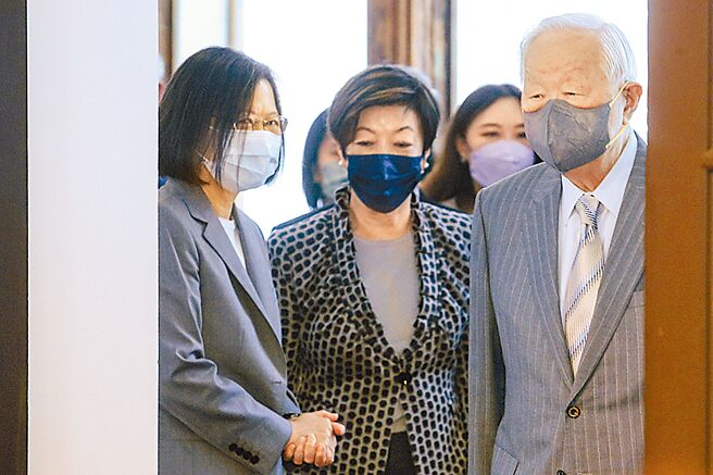 2022年APEC领袖峰会落幕，台湾领袖代表张忠谋（右）夫妇21日在蔡英文总统（左）陪同下，在总统府召开记者会，他证实与大陆国家主席习近平互动愉快，并且恭贺习近平20大成功。（邓博仁摄）