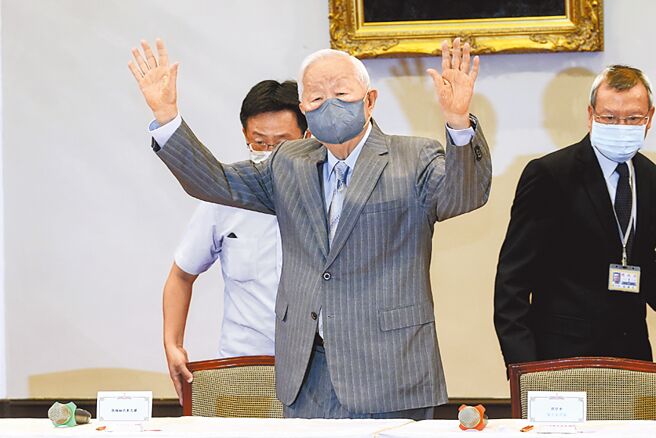 2022年APEC领袖峰会落幕，台湾领袖代表张忠谋（中）21日于总统府召开记者会，他证实与大陆国家主席习近平互动愉快，并且恭贺习近平20大成功。（邓博仁摄）