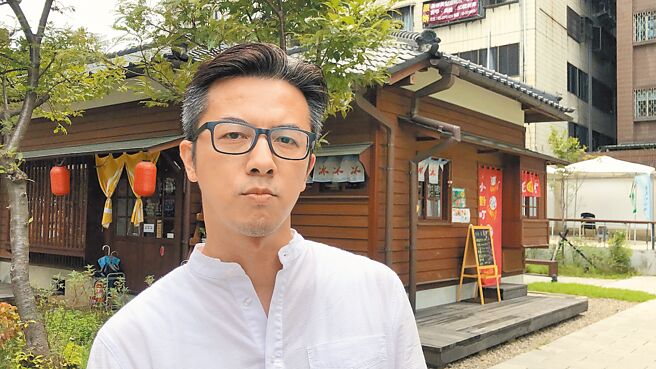 桃园市新闻处长詹贺舜表示不满凌涛屡屡看图编故事，将委由律师提告，且每讲一次告一次。（蔡依珍摄）