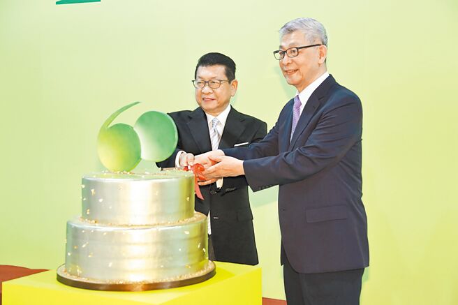 国泰金控共同创办人蔡宏图（图右）与蔡镇宇（图左）同框，手搭手携手切蛋糕，共同为国泰60周年庆生。（国泰金控提供）