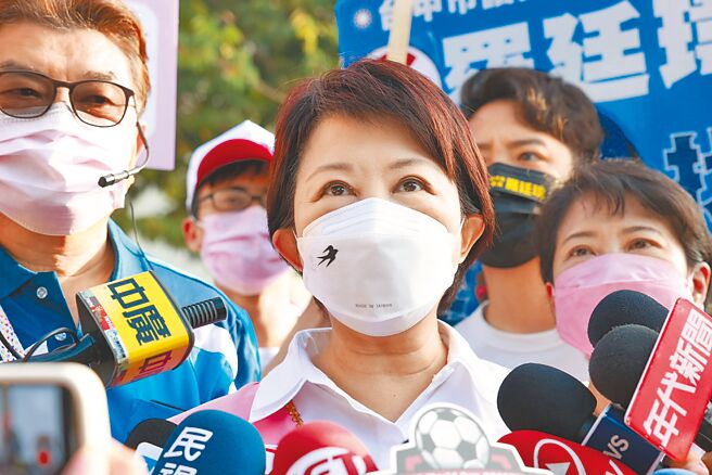 台中市长卢秀燕（中）21日向选民呼吁，大家能够出来投票，不管哪个县市都要选对人、走对的路。（读者提供／张妍溱台中传真）