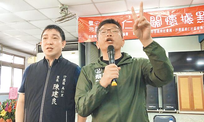 国民党台中市长候选人卢秀燕提出「2022年选好才有2024年」，民进党台中市长候选人蔡其昌（右）表示，祝福卢秀燕继续追求总统梦，台中市长选票请投蔡其昌。（陈世宗摄）