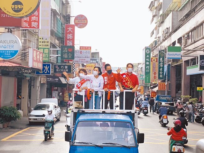 选战进入最后阶段，国民党高雄市长候选人柯志恩（左二）「绕着高雄跑」车队21日前进凤山扫街拜票。（洪浩轩摄）