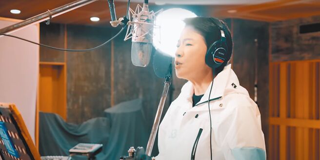 无党籍台北市长候选人黄珊珊（见图）竞选歌曲《未来》，邀请台北市长柯文哲一同合唱，象徵市政交棒。（摘自黄珊珊YouTube）