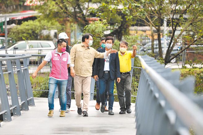 基隆市长林右昌（前排左二）21日视察暖暖自行车道，目前工程进度95％，预计今年底完工。（基隆市政府提供／杨亚璇基隆传真）