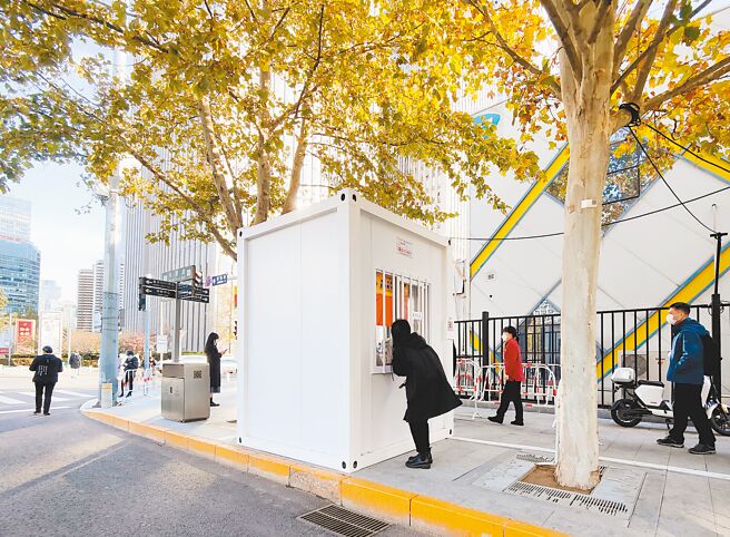 北京疫情升温，连续2天出现死亡病例，北京市疾控中心副主任刘晓峰坦言，面临新冠疫情发生以来最复杂最严峻的防控形势。北京22日起对所有进返京人员实行落地3天3检。（中新社）