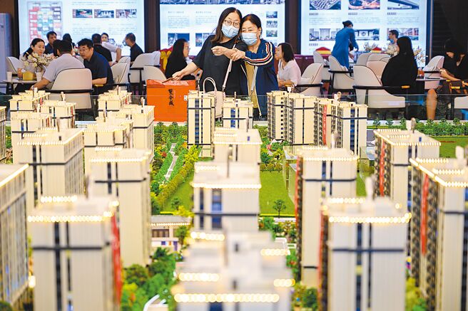 大陆政策面积极拉抬房市景气，从地方发布的新政中，「降低首付比例」已成为多个城市优化政策标配。图为山西太原，市民在一家房地产售楼部挑选商品房户型。（中新社）