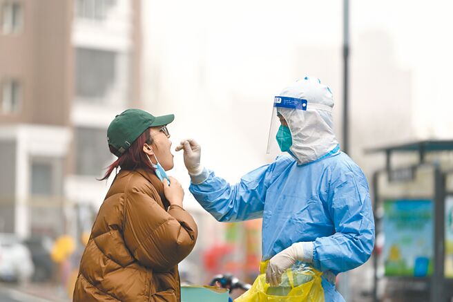 大陆推出20条防疫优化措施后争议不断，大陆官方昨（21）日再发布4分文件释疑。图为内蒙古呼和浩特市，市民进行核酸检测。（中新社）