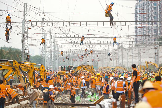 大陆国家统计局近日出版《中国统计年鑑2022》，31省市的城镇平均工资一览无遗。图为北京丰台站改建工程，施工人员与大型机械协同作业。（中新社）