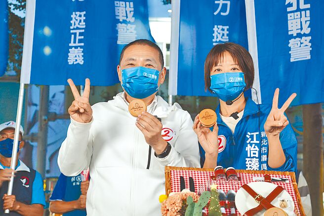 新北市长侯友宜（左）陪同新北市议员候选人江怡臻（右）到树林，制作「冻蒜车轮饼」，发放给民眾。（蔡雯如摄）