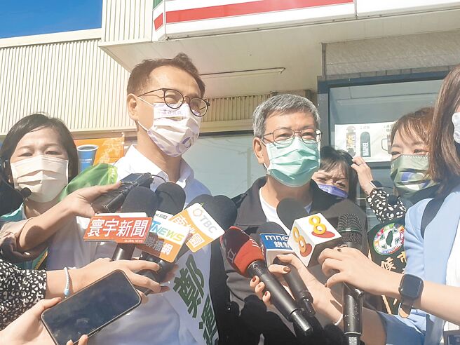 针对媒体爆料桃园市长郑文灿秘书拍张善政场子空椅子照，民进党桃园市长候选人郑运鹏（左二）说，公务员下班时间有政治选择。（吕筱蝉摄）