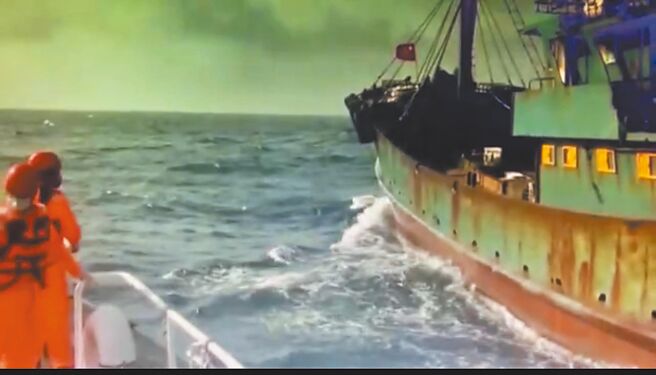 大陆籍「闽平渔61959号」铁壳渔船，20日上午11时许在台中港西方40浬处越区捕鱼，台中海巡队要求该船停车受检。（台中海巡队提供／陈世宗台中传真）