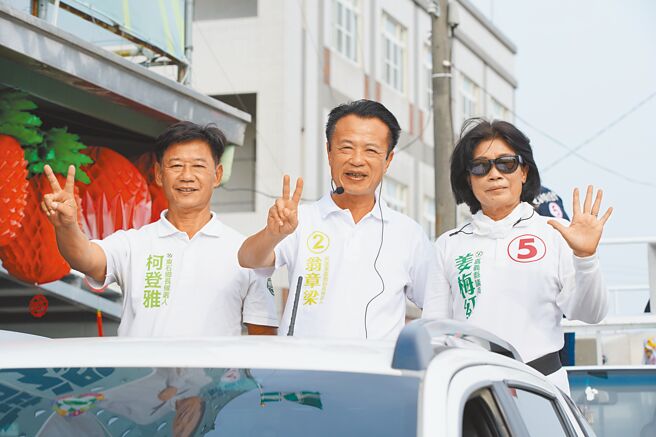 民进党嘉义县长候选人翁章梁（中）陪同党提名候选人扫街拜票。（翁章梁团队提供／廖素慧嘉县传真）