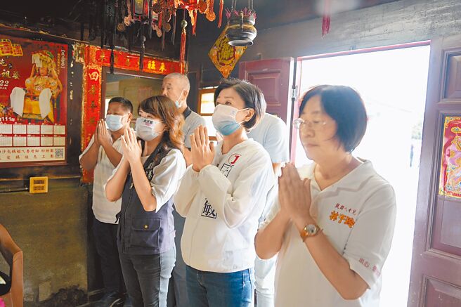 国民党嘉义县长候选人王育敏（右二）陪同党提名候选人扫街拜票。（王育敏团队提供／廖素慧嘉县传真）