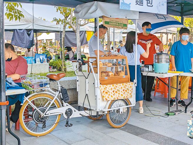 为今年嘉义市国际管乐节暖身，文化广场假日办文创市集活动。（嘉义市文化局提供／廖素慧嘉市传真）