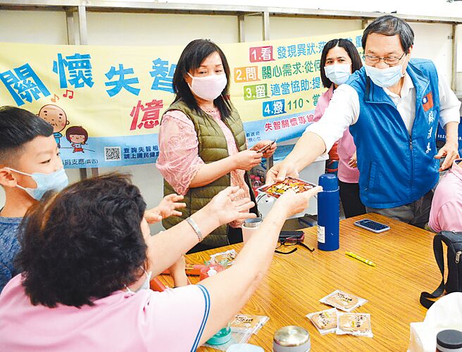 屏东县长选战激烈交锋，绿营五问国民党候选人苏清泉（右），苏则回应，一切依法公开，如有问题，早就被打死。（林和生摄）