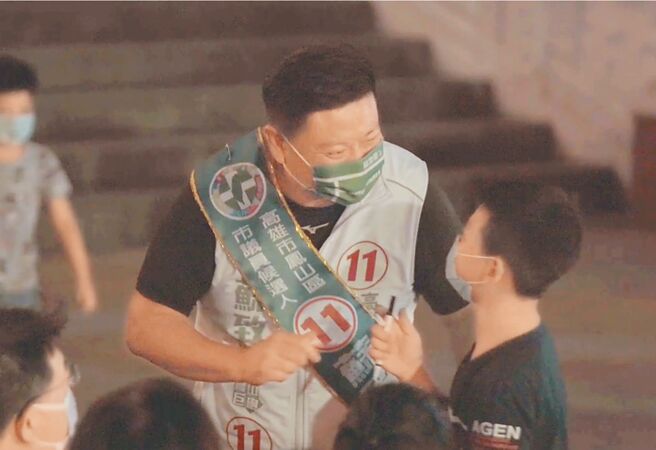 民进党高市议员候选人苏致荣（左）推新竞选影片，感谢民眾支持，盼能成为首位前进议会的国手。（苏致荣提供／洪浩轩高雄传真）