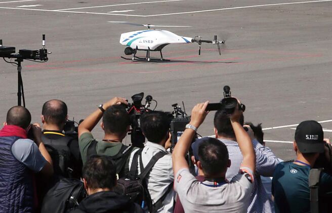 国防部今首度展现由我国自主研发的「战术型近程无人飞行侦搜载具」旋翼型无人机。（赵双杰摄）