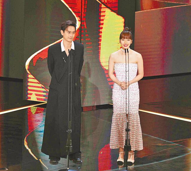 第59届金马奖收视最高点落在刘冠廷（左）、王渝萱颁奖「最佳剧情短片」。（金马执委会提供）