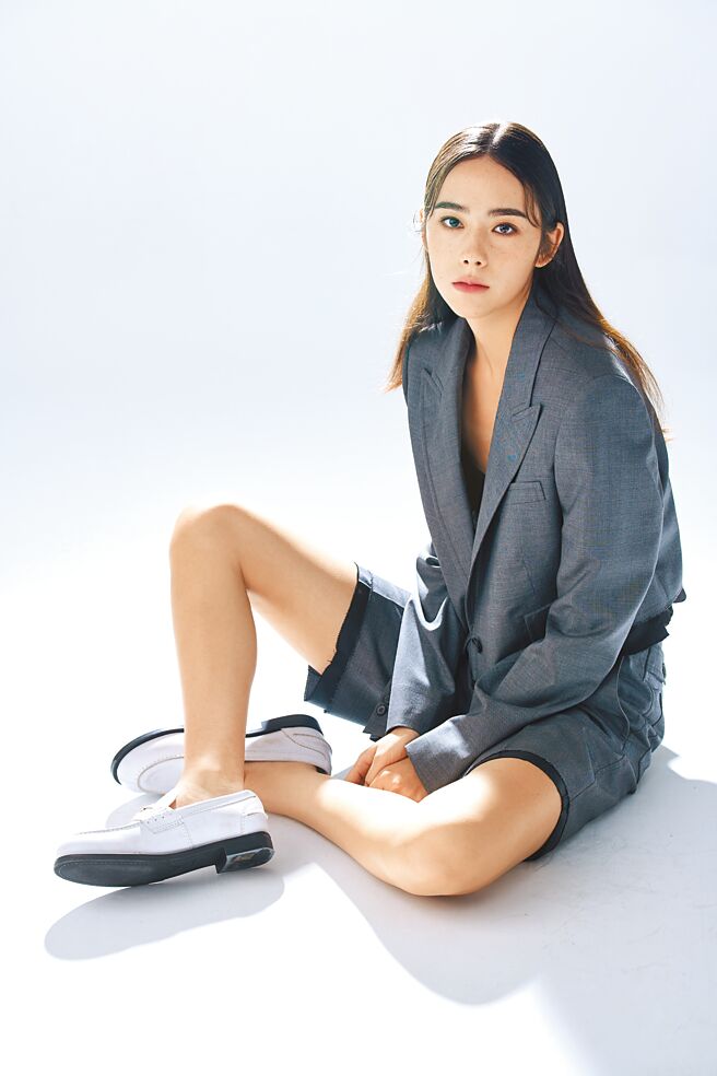 林奕岚穿上Miu Miu假日系列，展现品牌多元的设计感。Miu Miu灰布单襟外套11万5000元，灰布五分裤5万2000元，皮革乐福鞋3万7500元。（JOJ Photo摄）