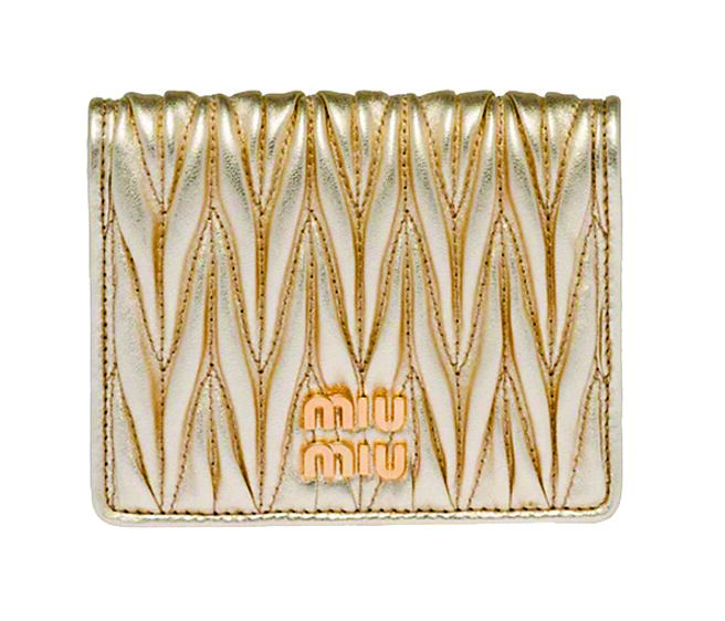 Miu Miu Matelasse纳帕软皮革短夹，1万7500元。（Miu Miu提供）
