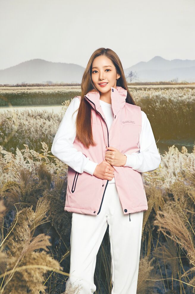 ONE BOY今年冬季上架新款「蓄熱科技防水機能禦寒保暖衝鋒背心」，百搭又保暖的特色深受朴敏英喜愛。（ONE BOY提供）