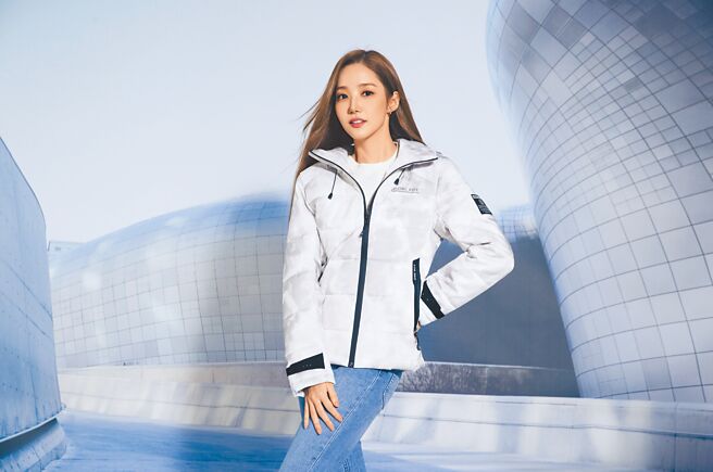 ONE BOY「All in one全方位科技Clo+蓄熱防水三合一衝鋒衣」標榜外層防潑水，內層採雙面刷毛，保暖值更高。（ONE BOY提供）