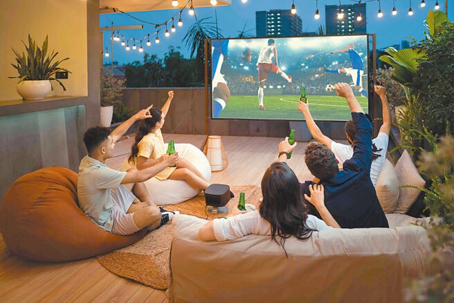 XGIMI Horizon Pro，最大可投放至300吋的画面之余，更具备2200 ANSI流明、AI智慧亮度调整及HDR 10 & HLG，光线充沛或低光源的环境下都能看到清晰画面。（XGIMI提供）（饮酒过量有碍健康）