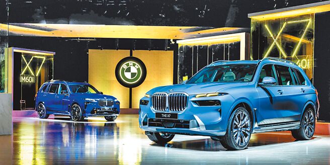 汎德发表BMW X7顶级旗舰休旅系列，导入X7 xDrive40i（右）与X7 M60i xDrive，售价为512万、698万元起。（汎德提供）