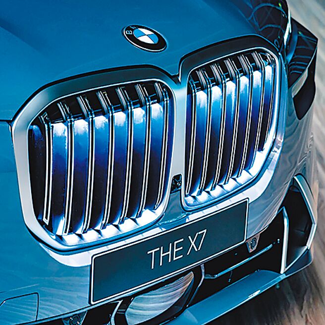 经典双肾型BMW饰光水箱护罩。（汎德提供）