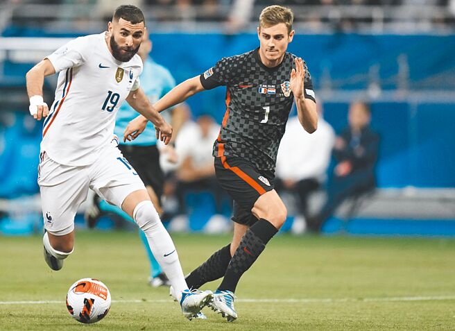 世界杯卫冕军法国将在23日凌晨首场小组赛对战澳洲，但新科金球奖得主、前锋本泽马（左）因训练时大腿受伤退赛，让法国卫冕前景却受到重创。（美联社资料照片）