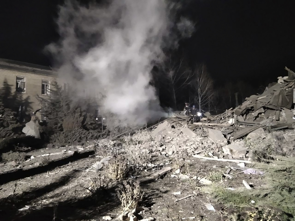札波罗热州维利尼扬斯克市（Vilniansk）当地医院被火箭攻击，造成两层楼的产科病房被毁，楼内当时有一名带着新生儿的妇女和一名医师。图/美联社(photo:ChinaTimes)