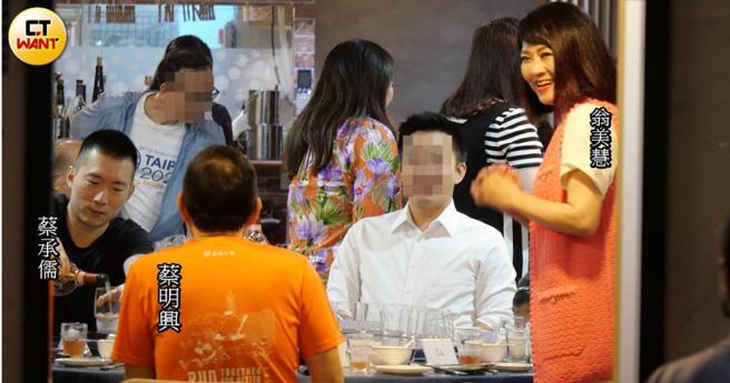 本月16日本刊直击富邦金控蔡明兴一家在台北市松山区某私厨聚餐。（图／本刊摄影组）