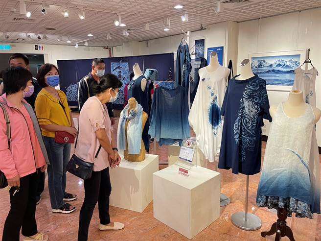 裕珍馨大甲三宝馆遇见蓝，刘俊卿＆谢国鹏蓝染双个展，每一件都令人惊艳！展现各种不预期的美，让人更深陷蓝染的魅力。（裕珍馨文化基金会提供）