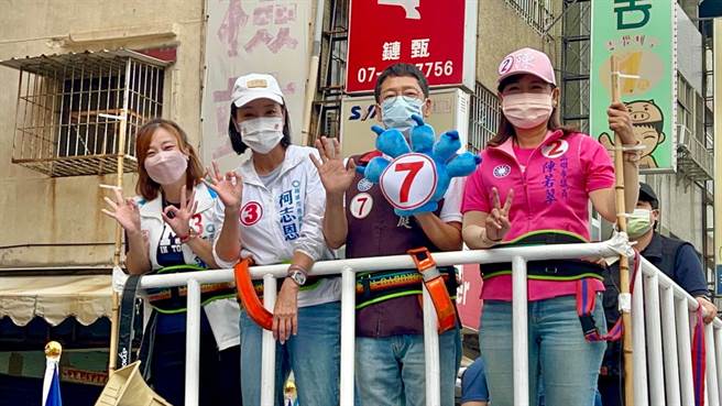 国民党高雄市长候选人柯志恩今早则持续车扫，从国民党高雄市党部出发，由市议员候选人黄绍庭、陈若翠、许采蓁陪同，将绕着前金、新兴、苓雅等行政区车扫。（柯宗纬摄）