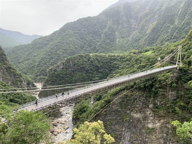太魯閣國家公園布洛灣吊橋（山月吊橋）自今年12月15日起，將開放中午時段入橋參觀，屆時每日上午8時至下午4時30分均能參觀，增加民眾參訪彈性。（羅亦晽攝）