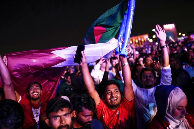 南韩美女YouTuber李秀娜20日晚间在卡达连线播报世足赛开幕式场外氛围，不过遭到热情男子拍肩猛撞。图为当晚观看开幕式转播的人潮，非当事人。（资料照／美联社）